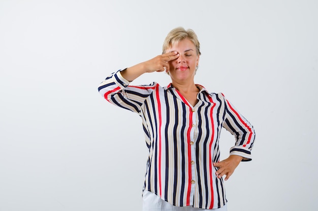 Free photo mature woman posing in the studio