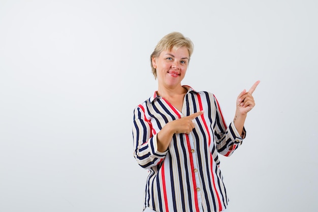 Free photo mature woman posing in the studio