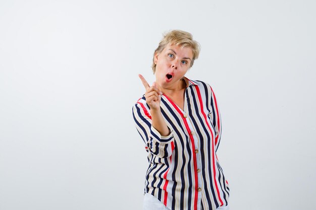 Free photo mature woman posing in the studio