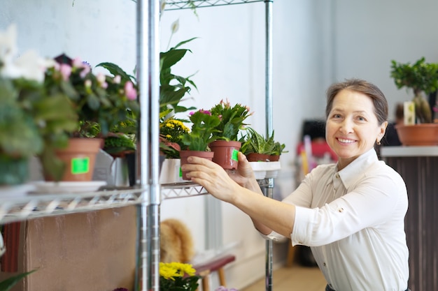 Schlumbergera 식물을 가진 성숙한여 인