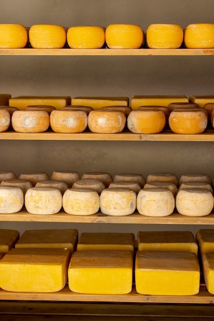Ruote di formaggio stagionate sugli scaffali