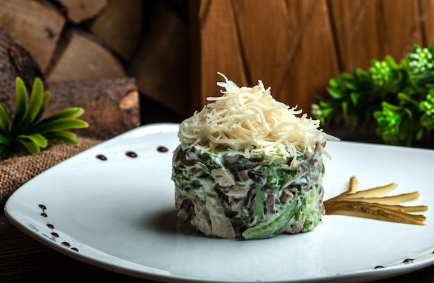 Foto gratuita insalata di maionese condita con formaggio grattugiato