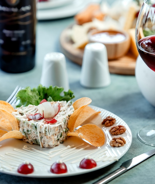 Foto gratuita insalata di maionese con patatine fritte e noci