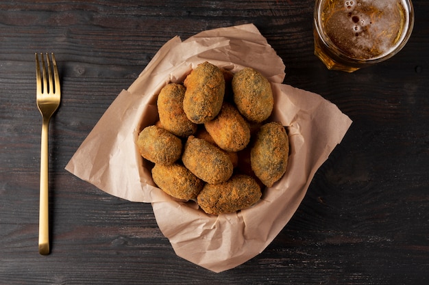 Foto gratuita pasto contenente crocchette e un bicchiere di birra