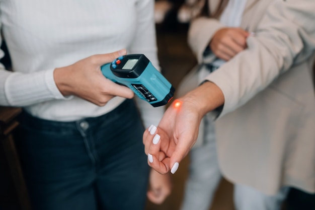 Measuring body temperature with contactless body thermometer