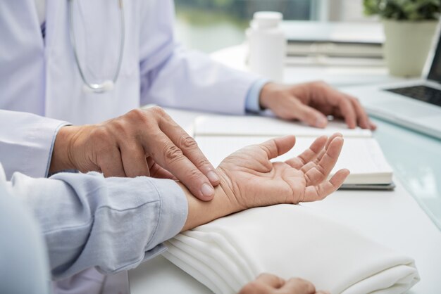 Free Photo measuring pulse rate of patient