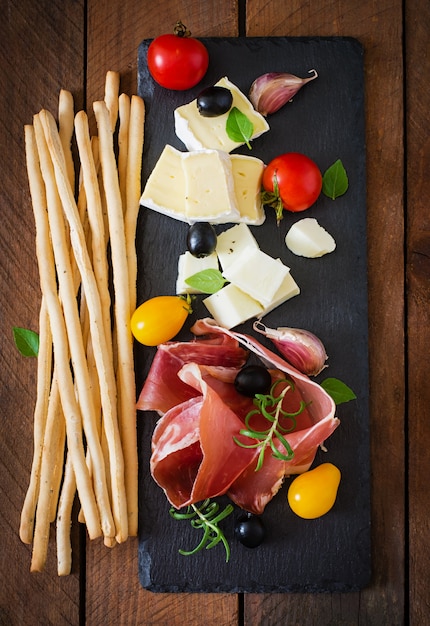 Foto gratuita antipasto di carne su un piatto