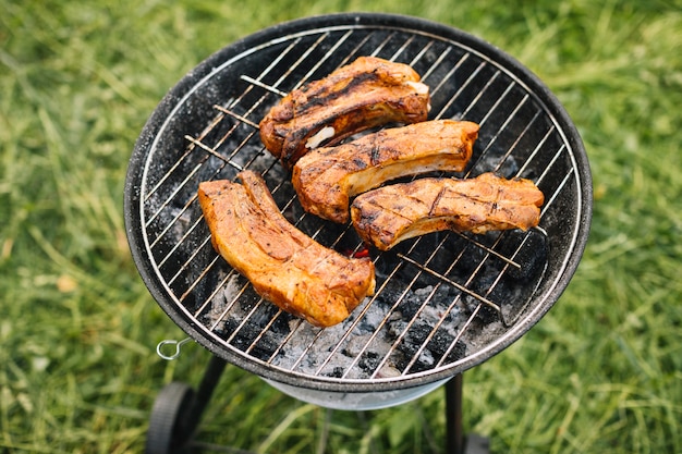 自然の中でバーベキューグリルの肉