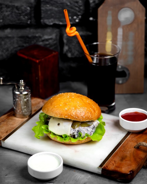 Бесплатное фото Мясной чизбургер с грибами и солеными огурцами