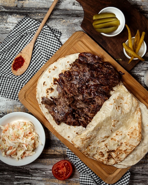 무료 사진 lavash 평면도에서 고기 기증자