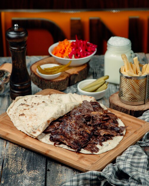Мясо донер в лаваше с маринованными соленьями и картофелем фри.