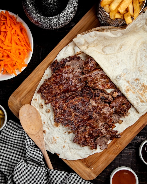 Мясо донер с лавашем на деревянной доске