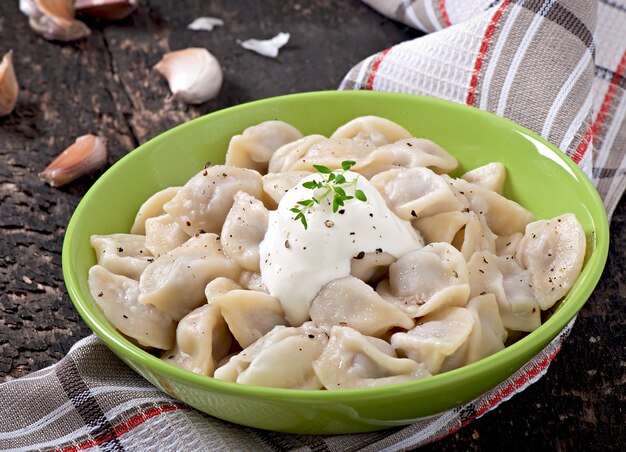 고기 만두-접시에 러시아어 삶은 pelmeni