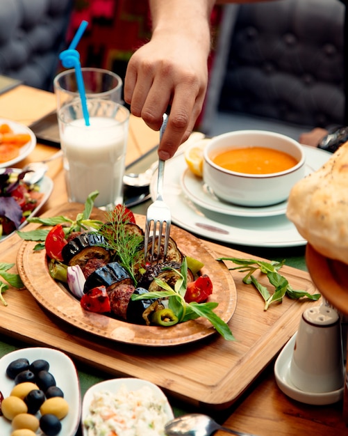 Free photo meat kebab with fried vegetables