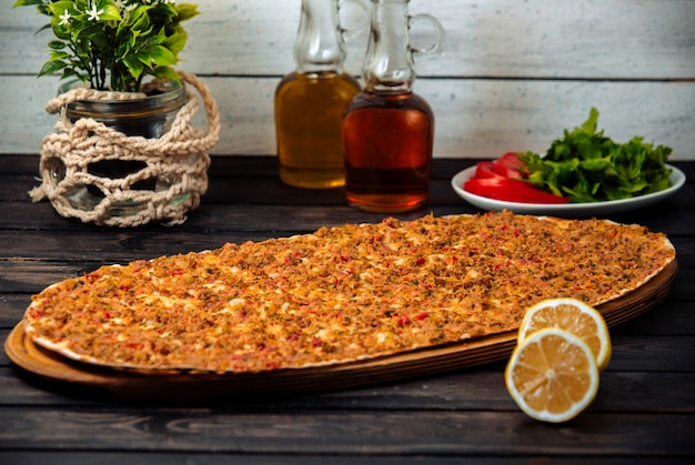 Foto gratuita lahmacun di carne sul tavolo