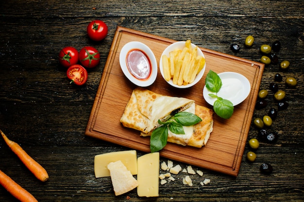 Foto gratuita frittelle di carne con patatine fritte e ketchup