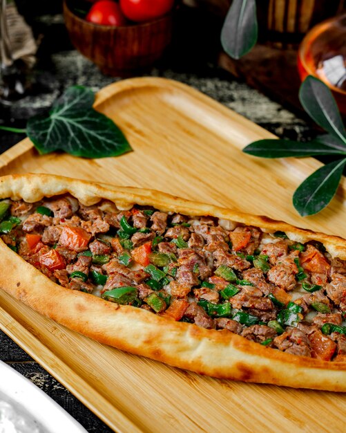 Meat pide with pepper and cheese