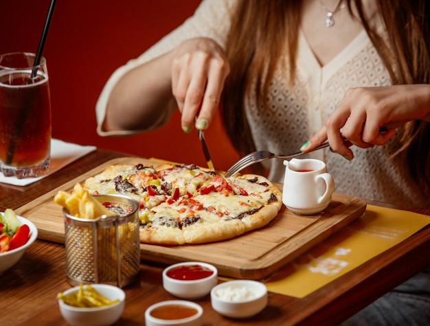 木の板に野菜とチーズの肉ピザ