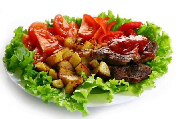 Бесплатное фото Мясная тарелка с картофелем и соусом
