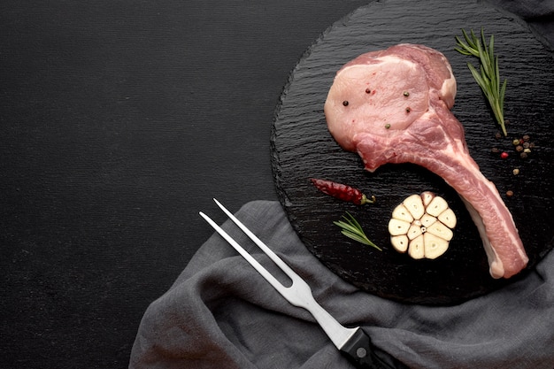 Foto gratuita carne preparata per la cottura