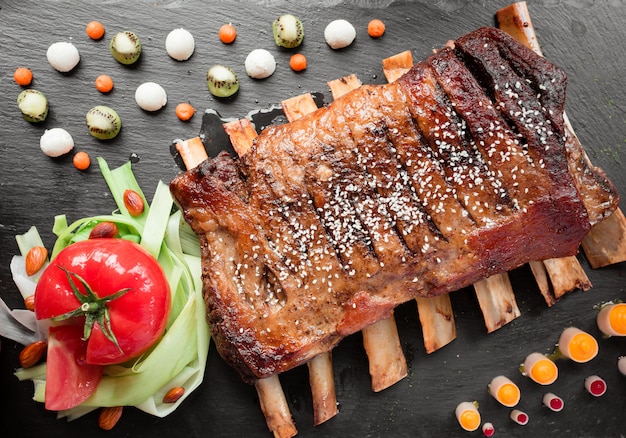 Free photo meat ribs with vegetables
