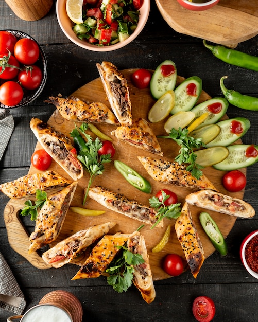 Meat rolls served with cucumbers and tomatoes