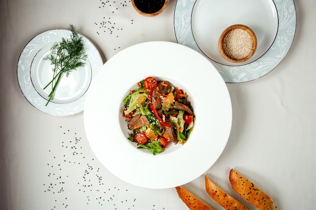 Free photo meat salad with vegetables on the table