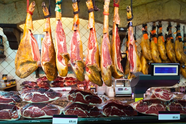 Foto gratuita carne al mercato spagnolo