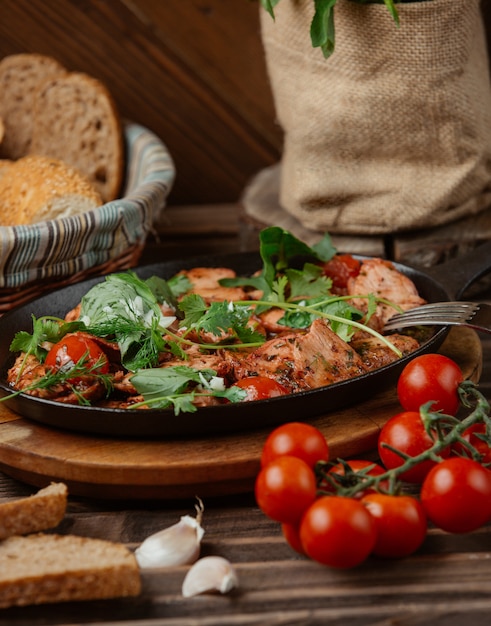 Carne e verdure in umido in padella nera