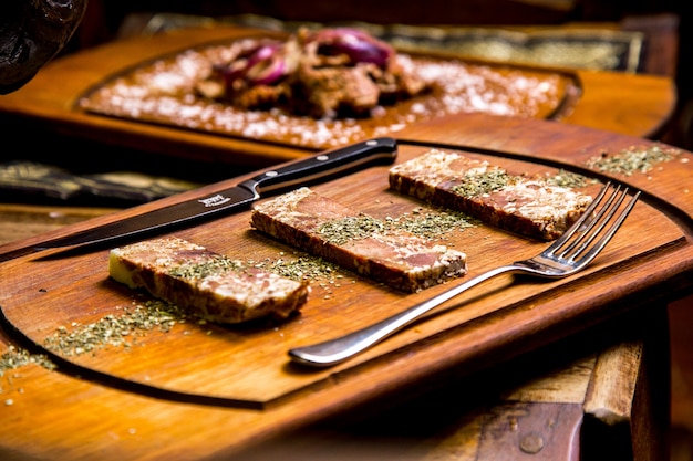 Foto gratuita carne sul bordo di legno vista laterale di menta secca