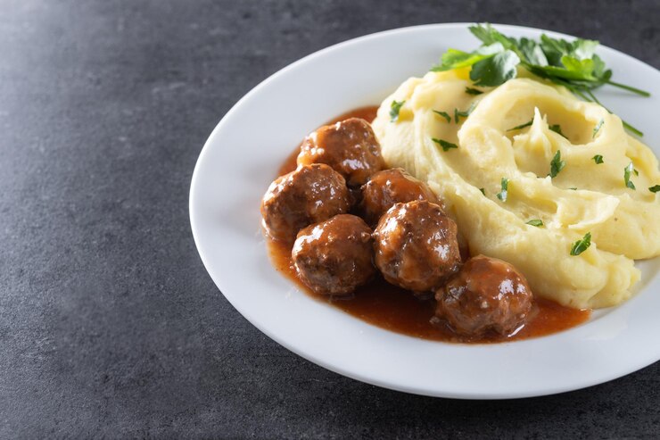 Free Photo meatballs with mashed potatoes on black slate background