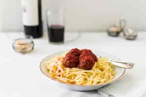 Foto gratuita polpette con salsa di pomodoro agrodolce sulla pasta di trenette nel piatto