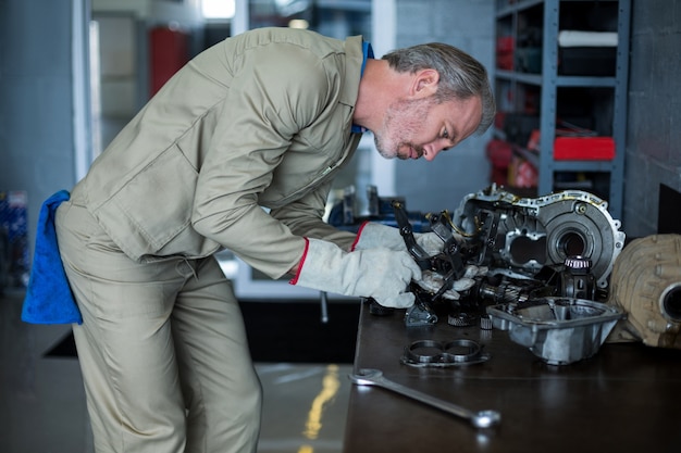 Foto gratuita meccanico il controllo di una parti di automobili