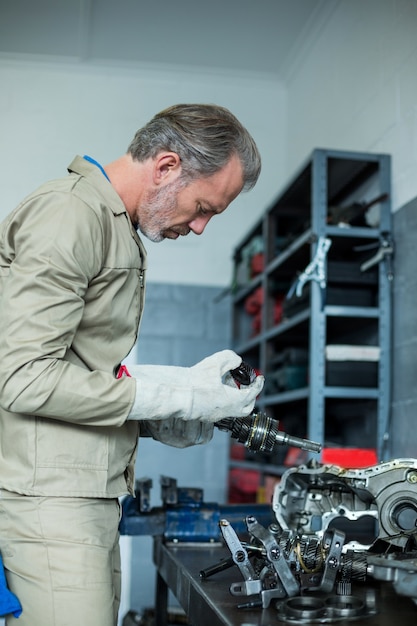 Free photo mechanic checking a car parts