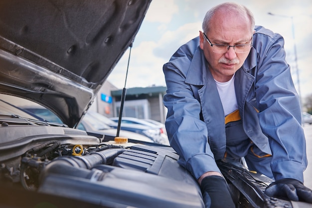 Free photo mechanic checking a car