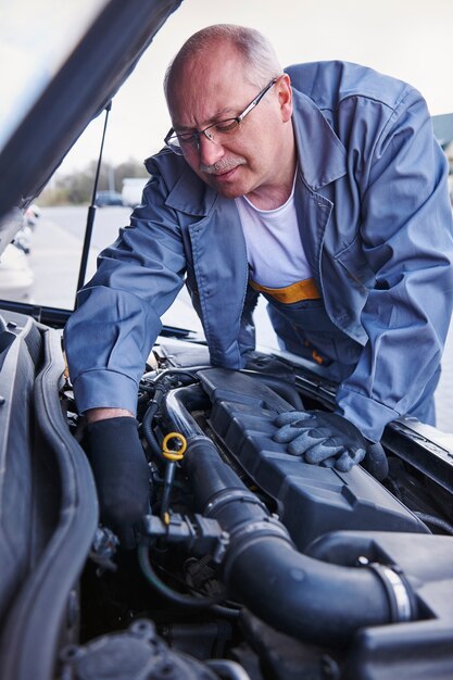 車をチェックする整備士