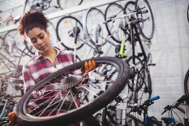 自転車の車輪を調べるメカニック