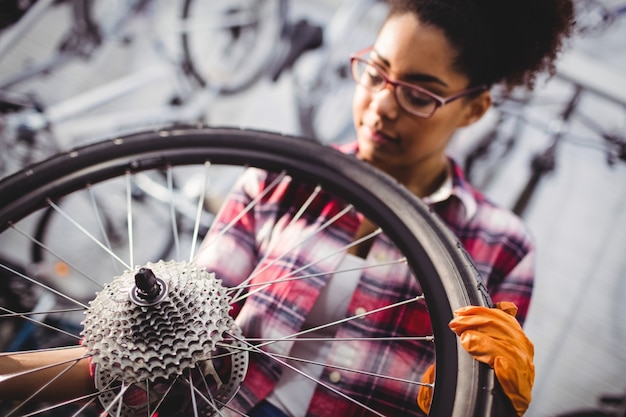 Foto gratuita meccanico esame di una ruota di bicicletta