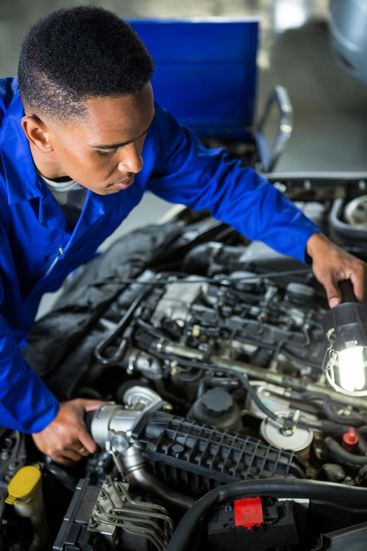 Free Photo mechanic examining car