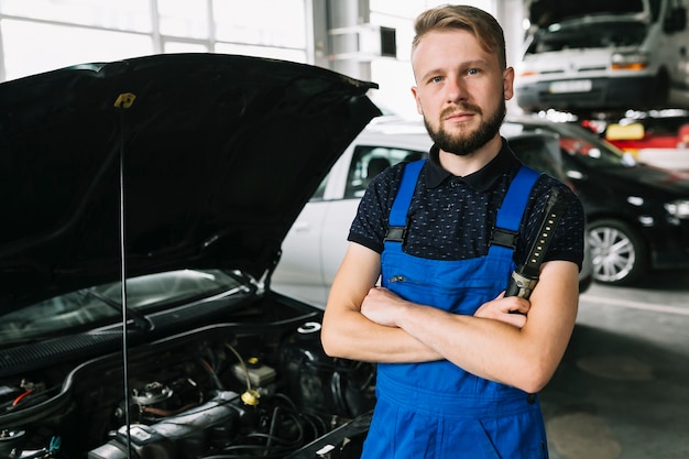 Meccanico che ripara auto al garage