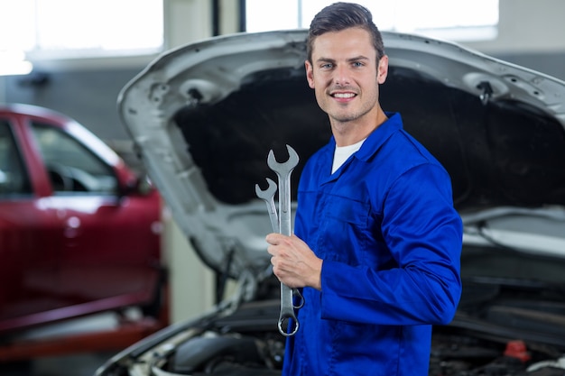 Free photo mechanic holding wrench