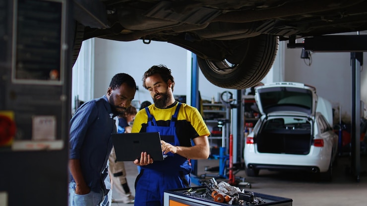 Free Photo mechanic looks online for vehicle parts