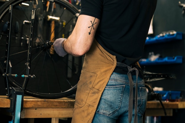 Бесплатное фото Механик ремонтирует велосипед