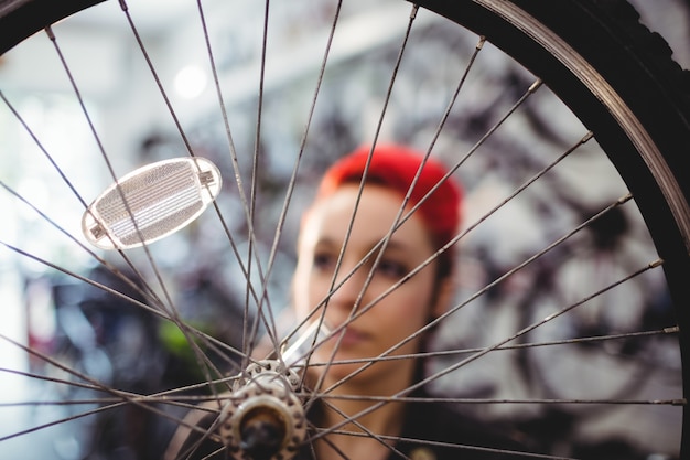 自転車の車輪を修復するメカニック
