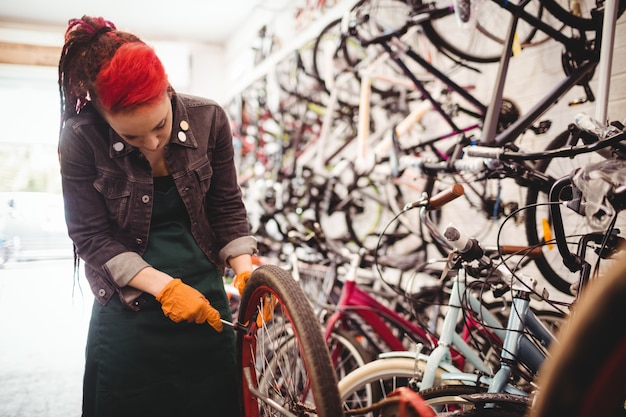 自転車の車輪を修復するメカニック