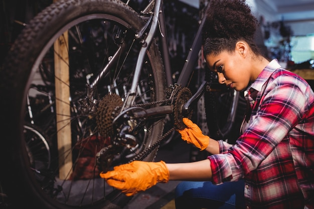 Foto gratuita meccanico riparare una bicicletta