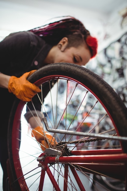 Foto gratuita meccanico riparare una bicicletta