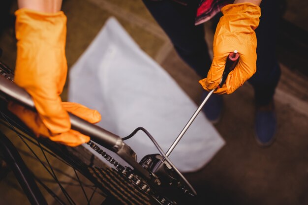 自転車を修理メカニック