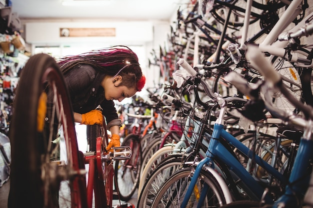 Foto gratuita meccanico riparare una bicicletta