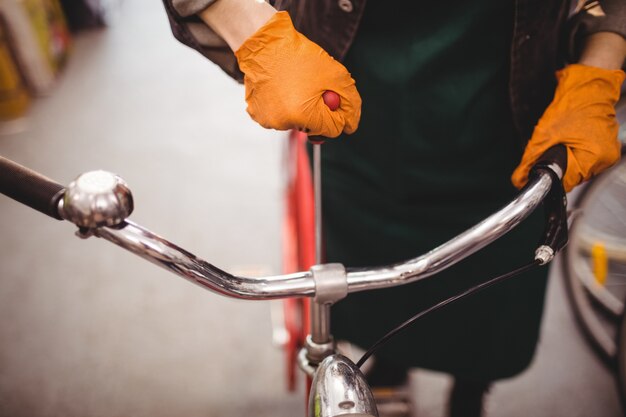 自転車を修理メカニック